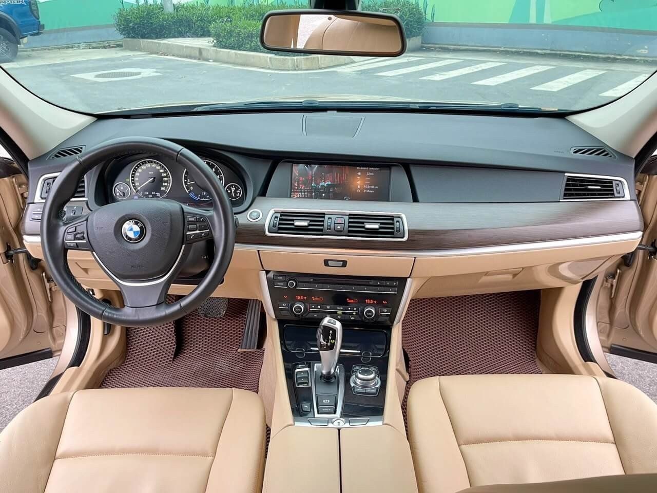 BMW 535 GT 2012 - Màu vàng cát