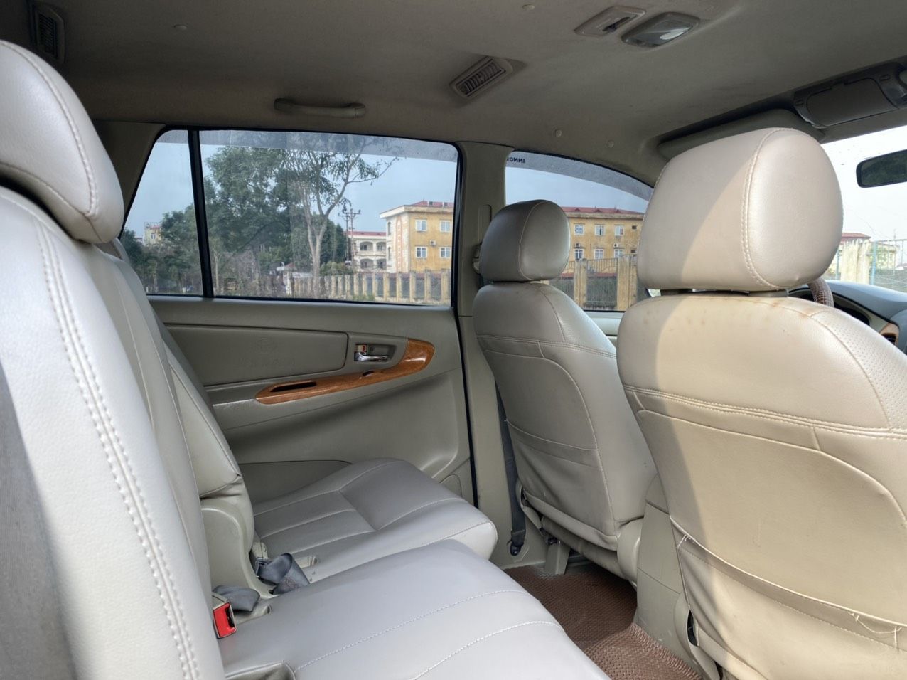 Toyota Innova 2011 - Màu bạc, giá 232tr