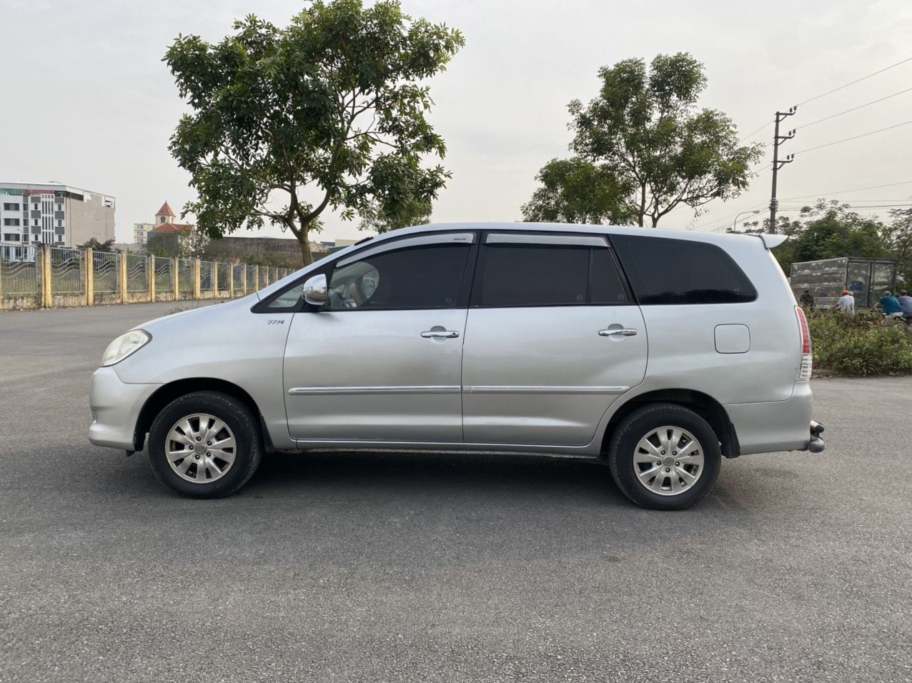 Toyota Innova 2011 - Màu bạc, giá 232tr