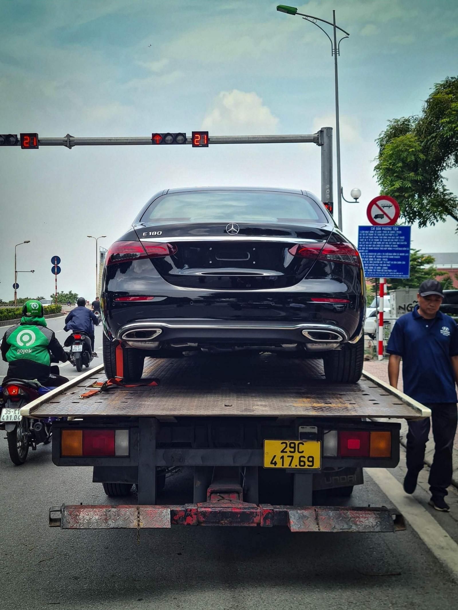 Mercedes-Benz E180 2022 - Xe màu đen