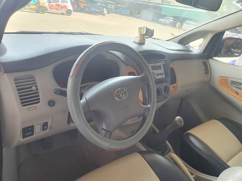 Toyota Innova 2011 - Màu bạc, giá cực tốt