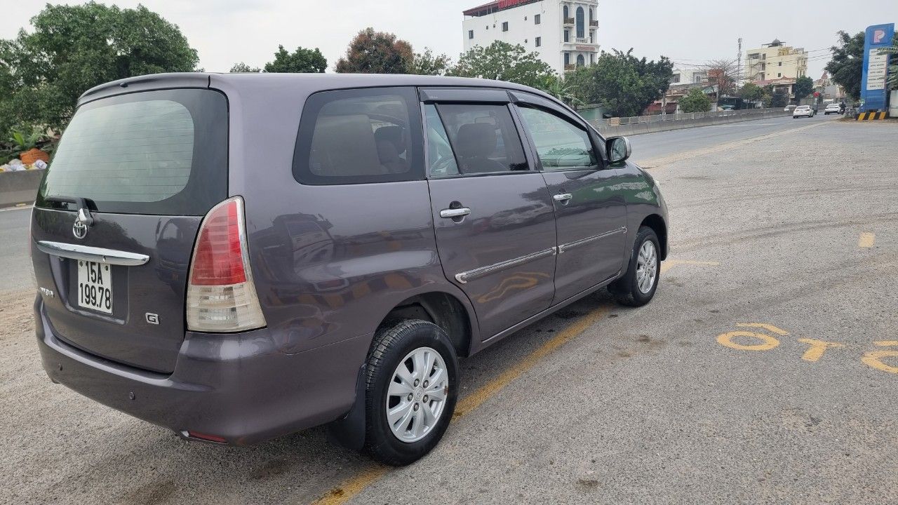 Toyota Innova 2010 - Xe màu xám