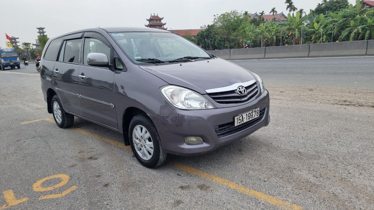 Toyota Innova 2010 - Xe màu xám