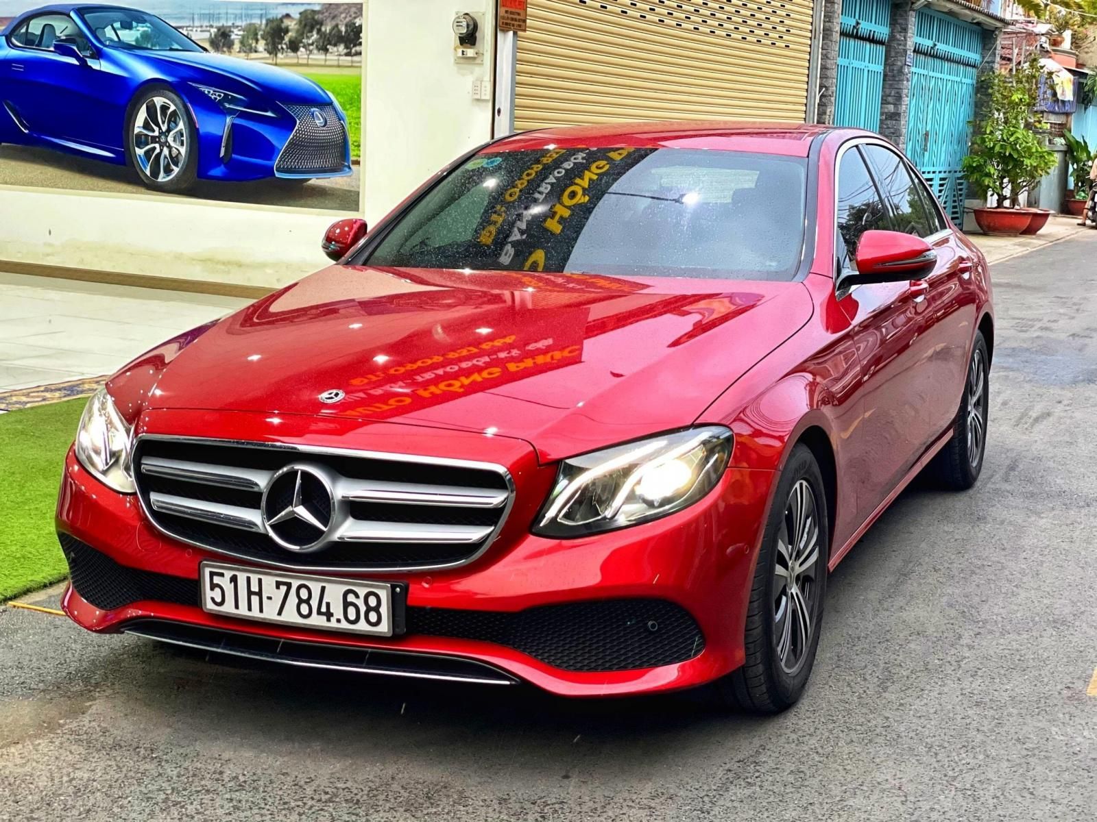 Mercedes-Benz E180 2020 - Xe màu đỏ