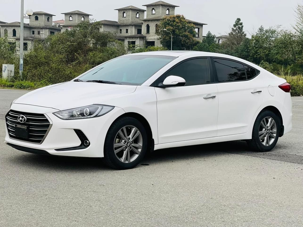 Hyundai Elantra 2017 - Hỗ trợ trả góp 70%, xe đẹp, giá tốt giao ngay