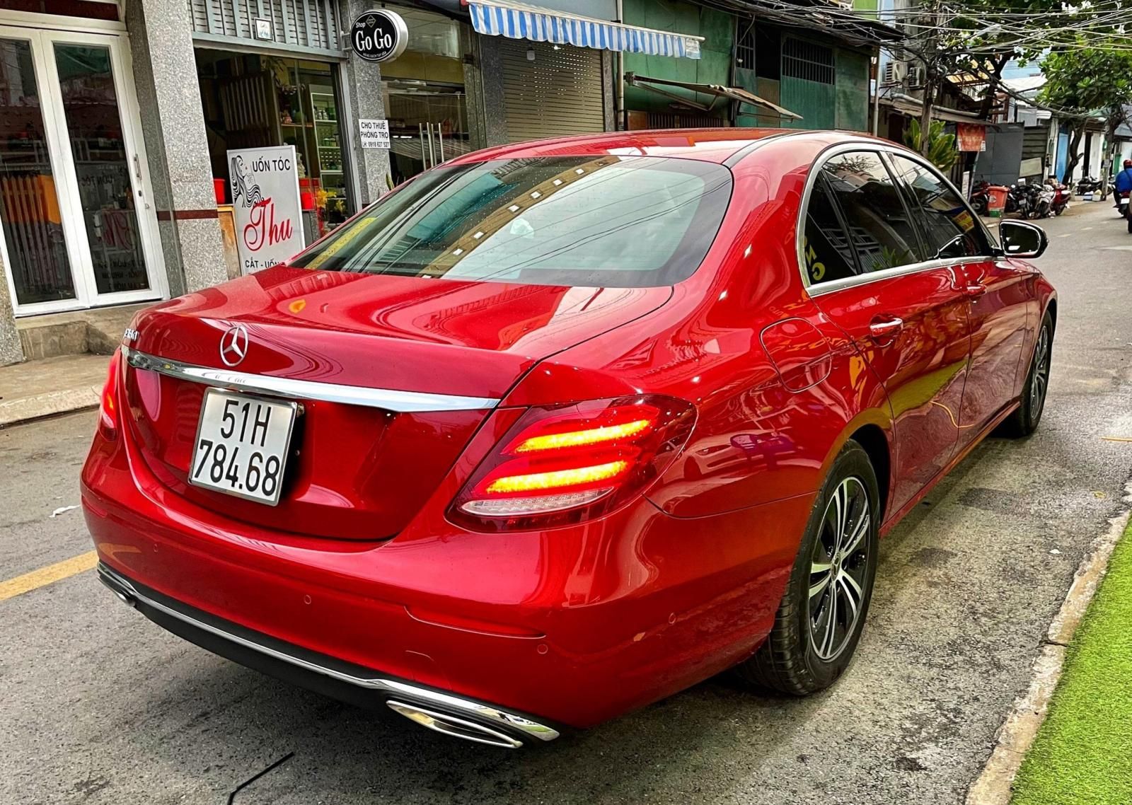 Mercedes-Benz E180 2020 - Xe màu đỏ