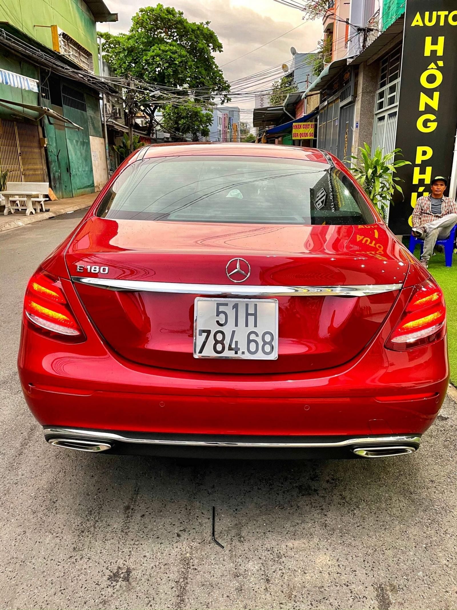 Mercedes-Benz E180 2020 - Xe màu đỏ