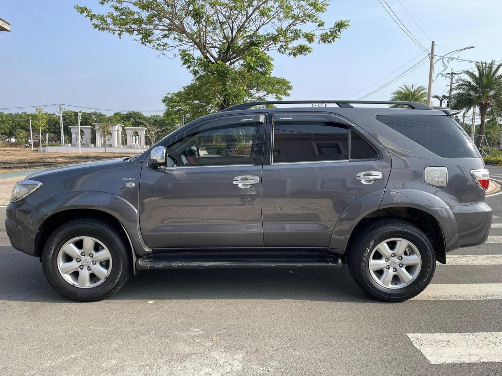 Toyota Fortuner 2011 - Keo chỉ nguyên zin từ đầu đến cuối