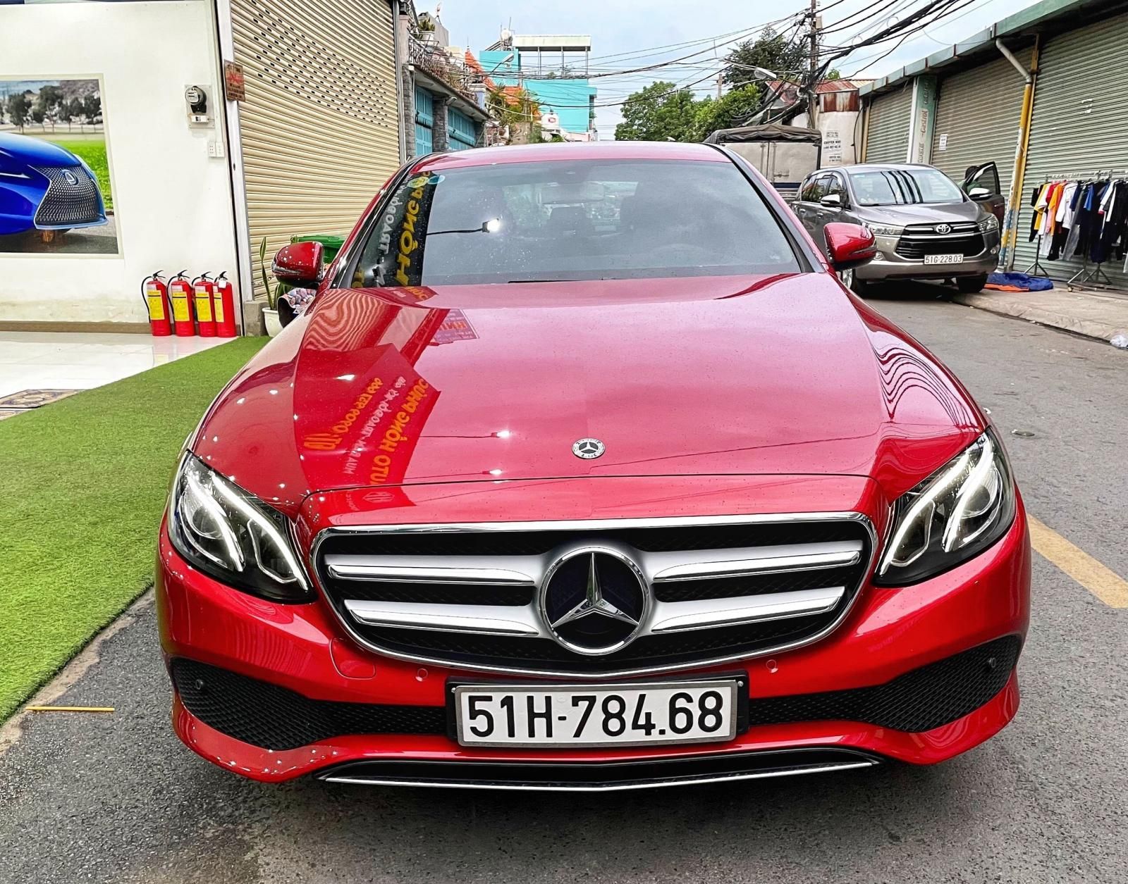 Mercedes-Benz E180 2020 - Xe màu đỏ