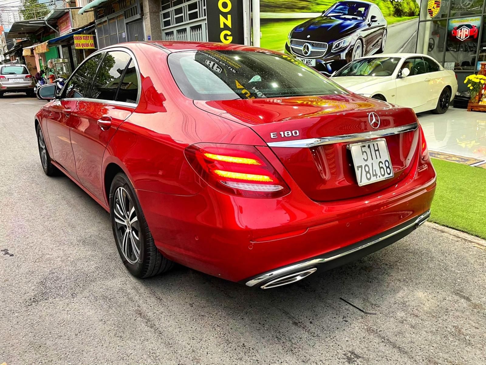 Mercedes-Benz E180 2020 - Xe màu đỏ