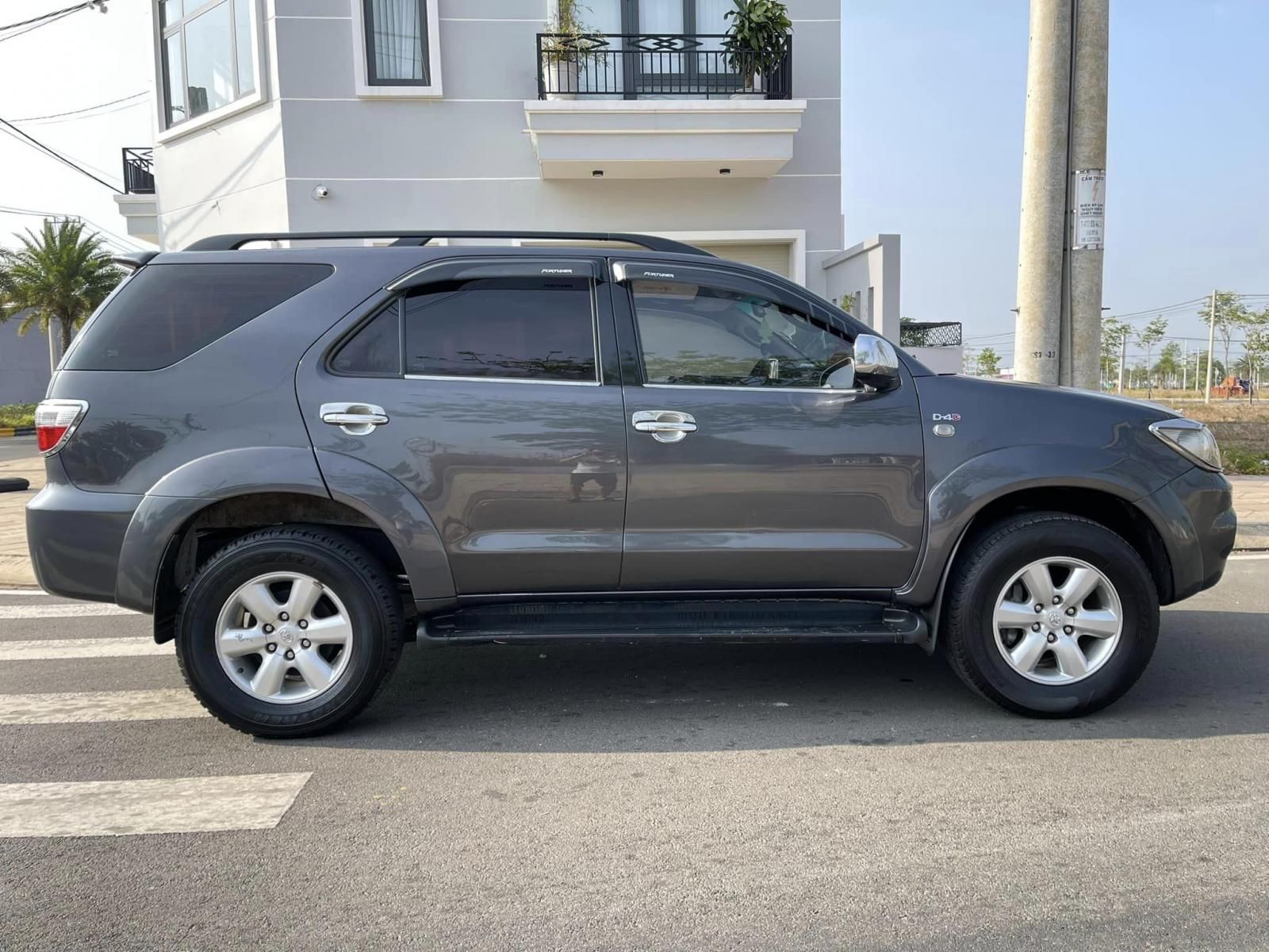 Toyota Fortuner 2011 - Keo chỉ nguyên zin từ đầu đến cuối