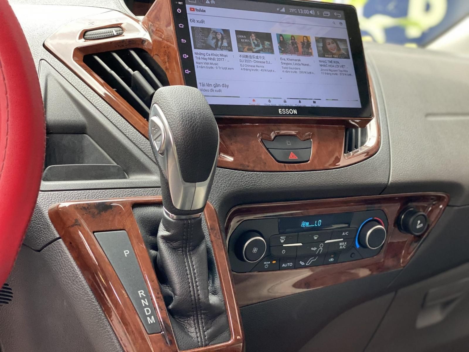 Ford Tourneo 2019 - Hỗ trợ ngân hàng lên 70% giá trị xe