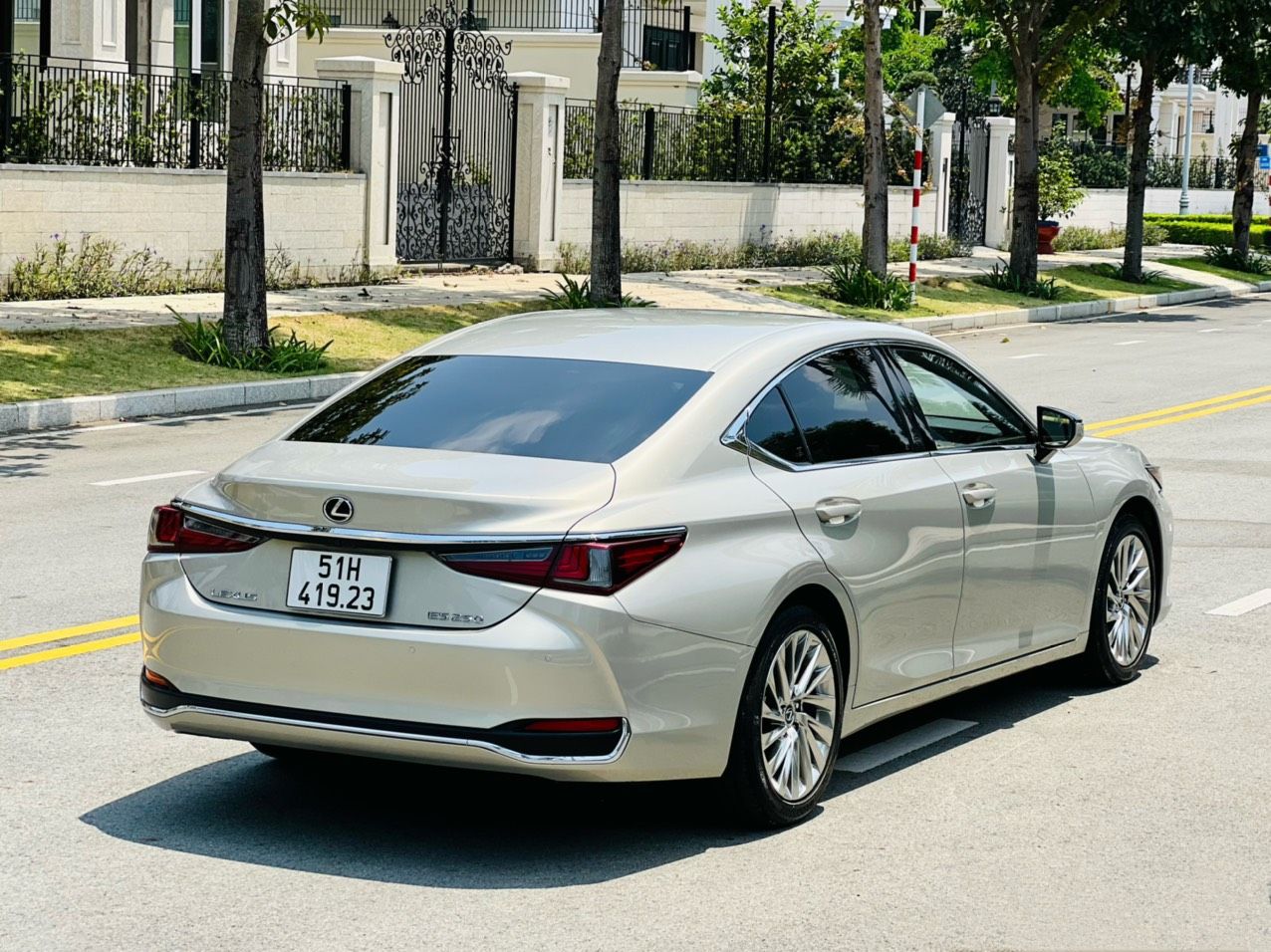 Lexus ES 250 2020 - Xe 1 chủ mới tinh chỉ chạy có 10 ngàn km