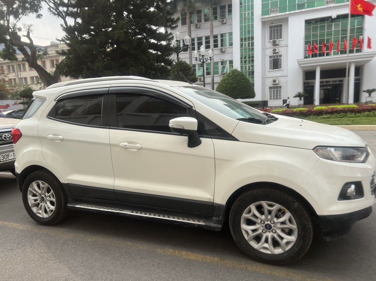 Ford EcoSport 2015 - Cần bán gấp, xe gia đình, giá chỉ 379tr