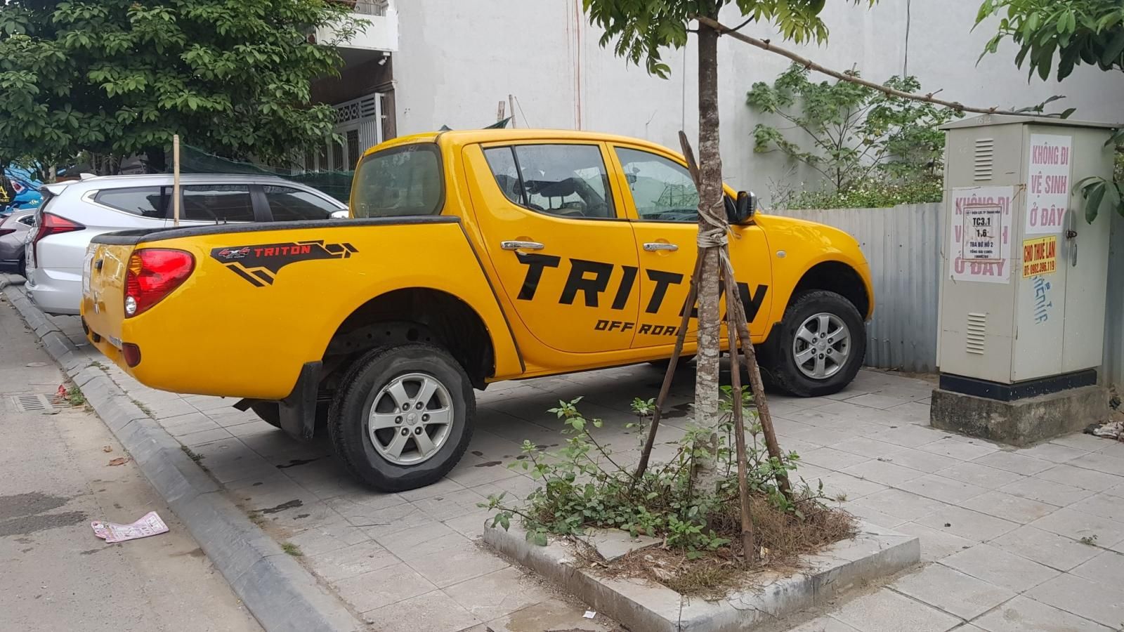 Mitsubishi Triton 2014 - Màu vàng, nhập khẩu số sàn, 315tr