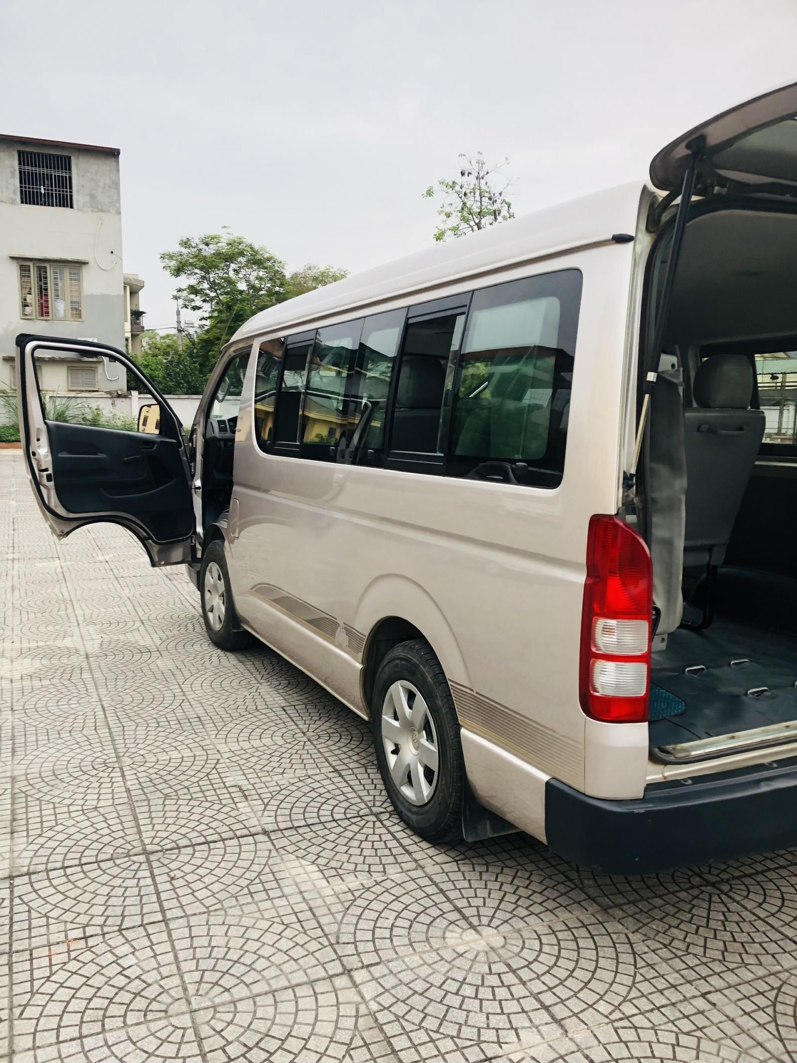 Toyota Hiace 2006 - Cần bán xe 16 chỗ ngồi màu phấn hồng