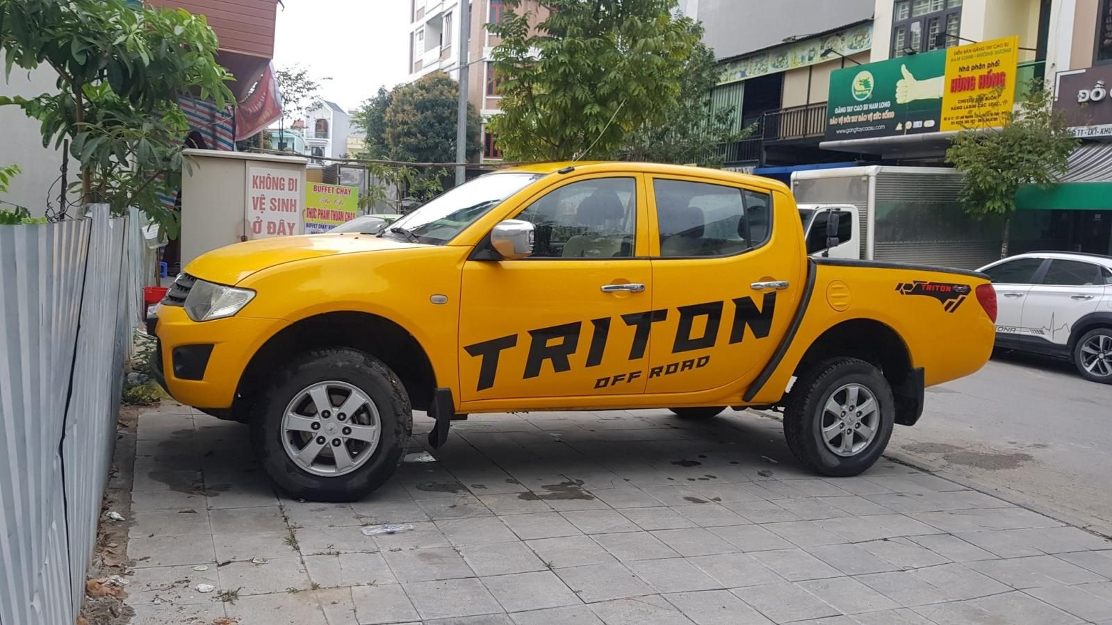 Mitsubishi Triton 2014 - Màu vàng, nhập khẩu số sàn, 315tr