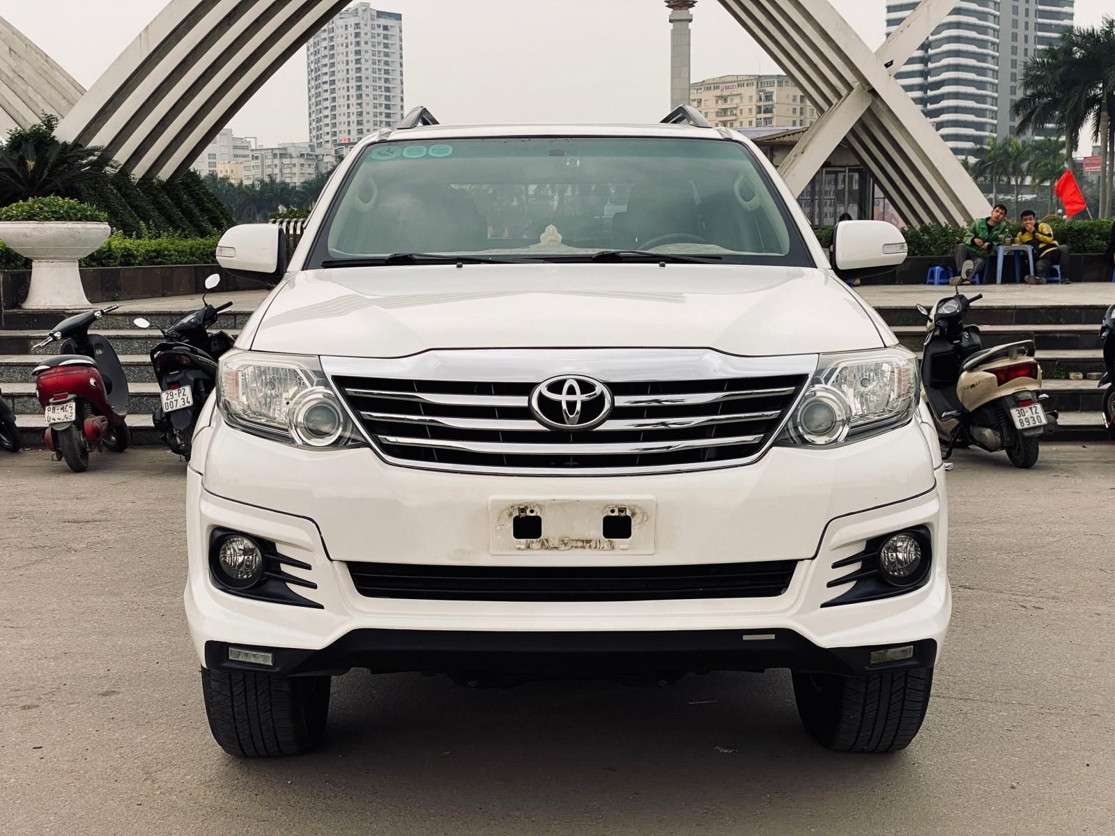 Toyota Fortuner 2015 - Màu trắng, giá tốt