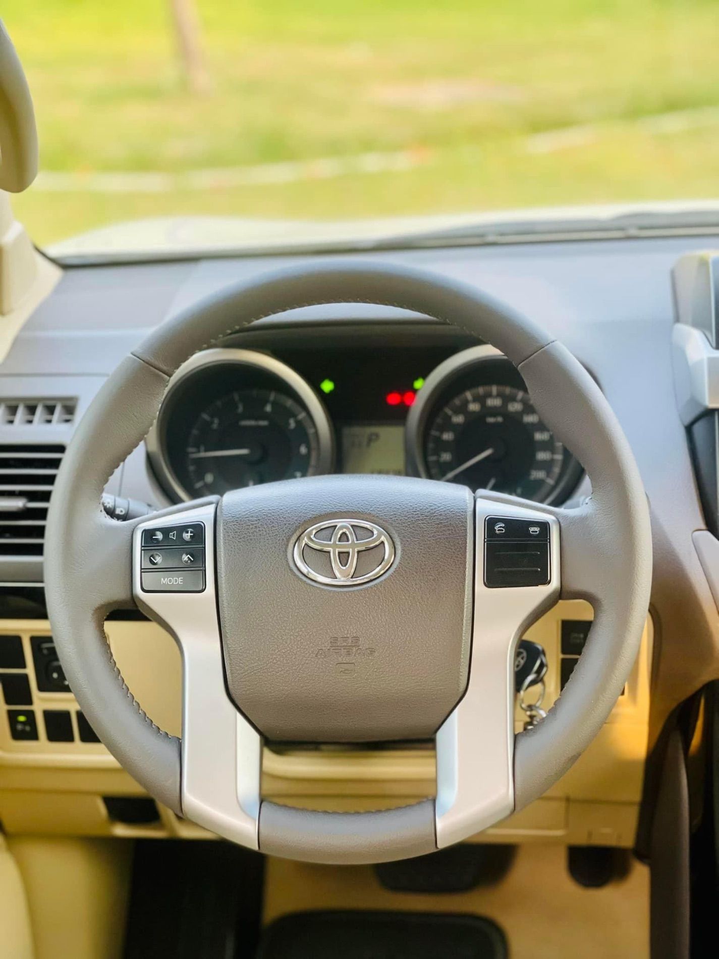 Toyota Land Cruiser Prado 2017 - Bán xe trắng kem xe siêu đẹp, bảo dưỡng hãng bao check