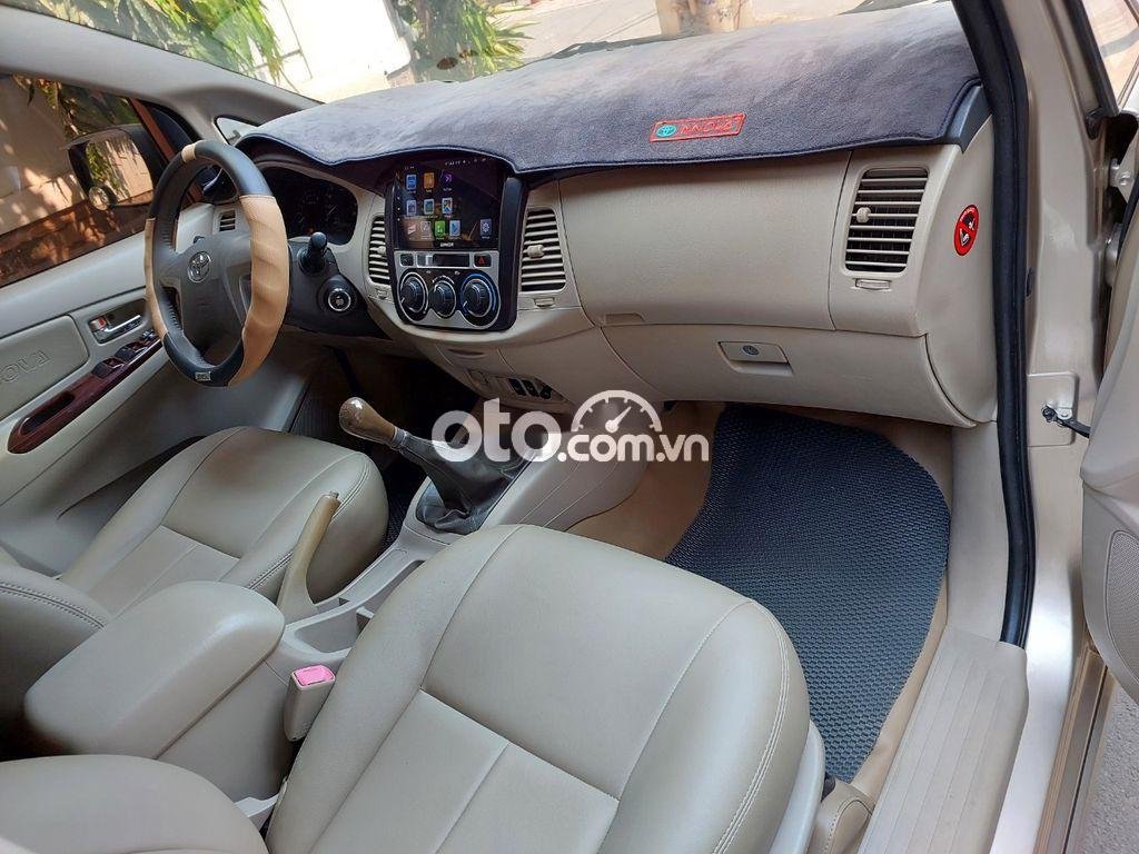 Toyota Innova Nhà tôi cần bán con xe  E đời cuối 2014 2014 - Nhà tôi cần bán con xe innova E đời cuối 2014