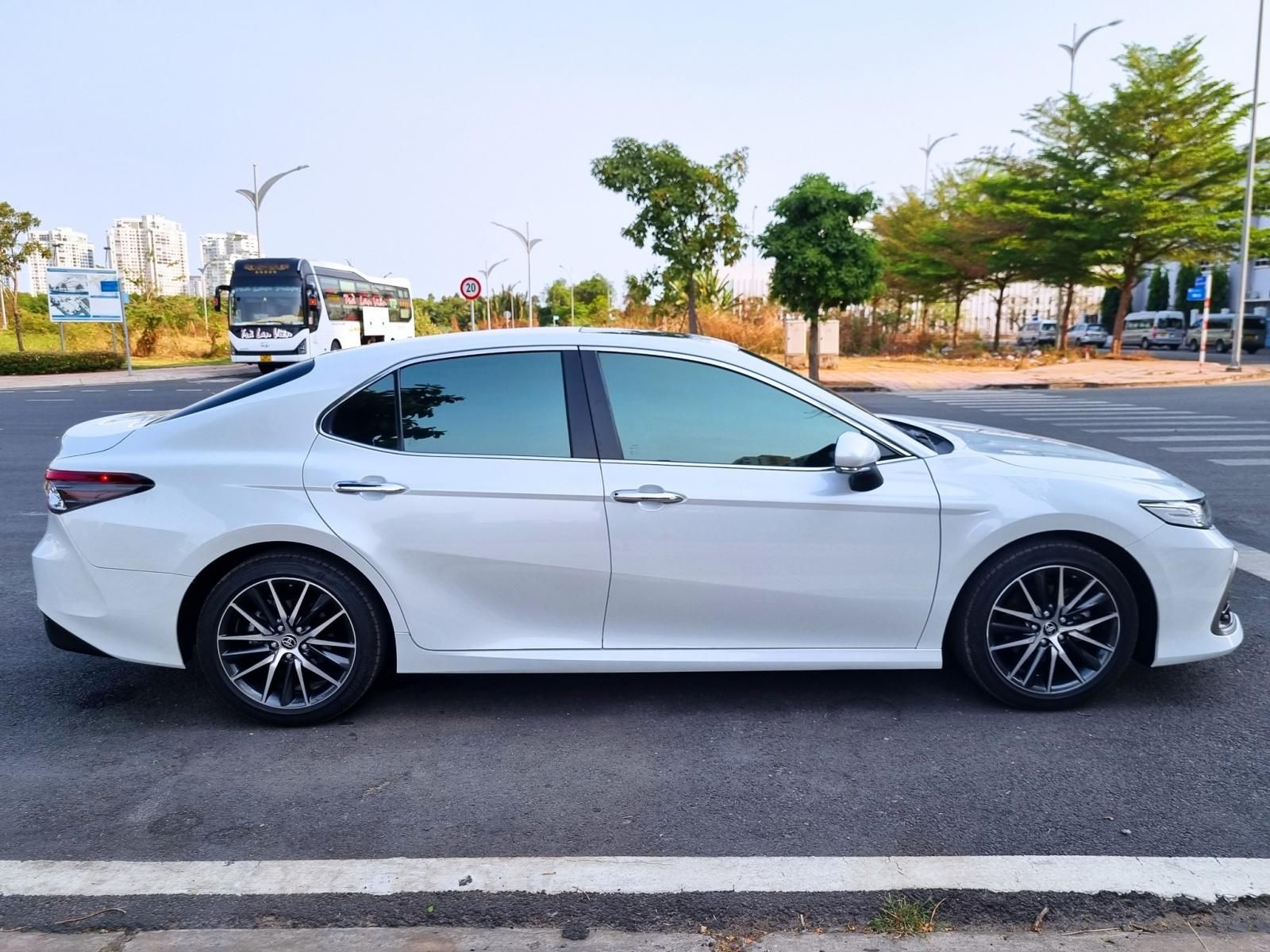 Toyota Camry 2022 - Xe màu trắng