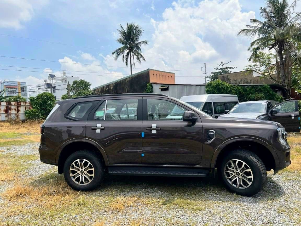 Ford Everest 2023 - Giao ngay trong tháng - Tặng gói phụ kiện đầy đủ theo xe