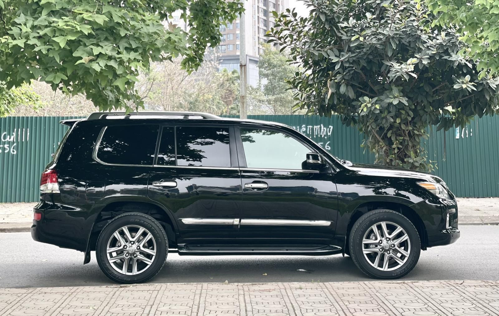 Lexus LX 570 2012 - Màu đen, xe nhập