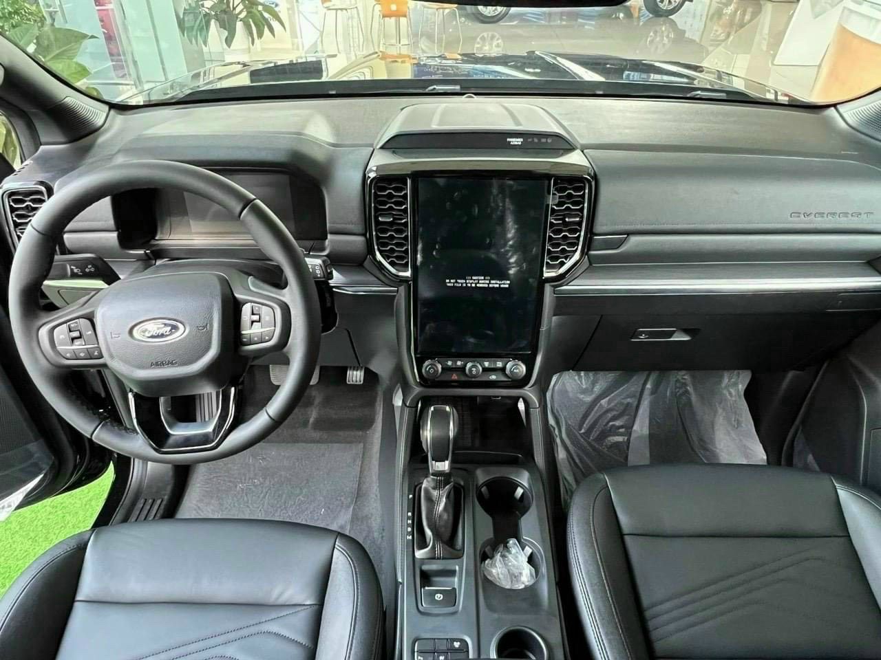 Ford Everest 2023 - Giao ngay trong tháng - Tặng gói phụ kiện đầy đủ theo xe