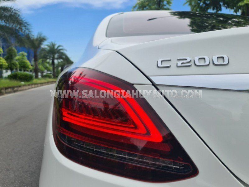 Mercedes-Benz C200 2021 - Màu trắng nội thất đen