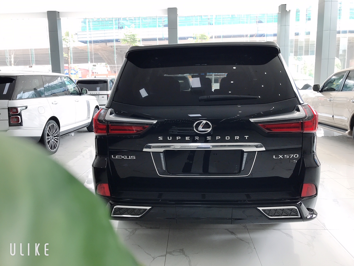 Lexus LX 570 2016 - Bán xe Lexus LX570 Màu Đen model 2016 đăng ký tên cá nhân, cam kết chất xe siêu đẹp, không đâm đụng, không ngập nước,