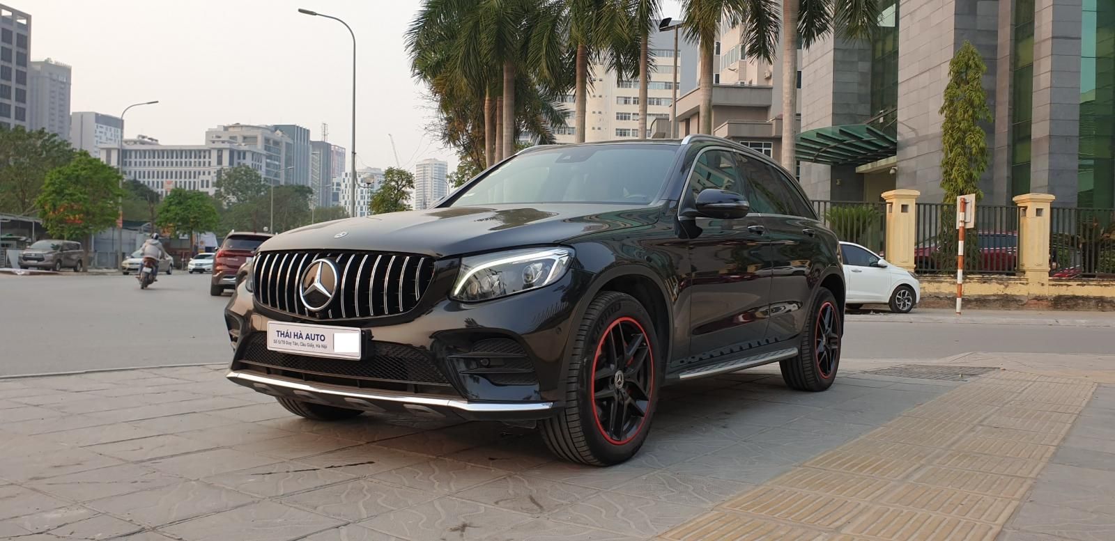 Mercedes-Benz GLC 300 2018 - Xe màu đen