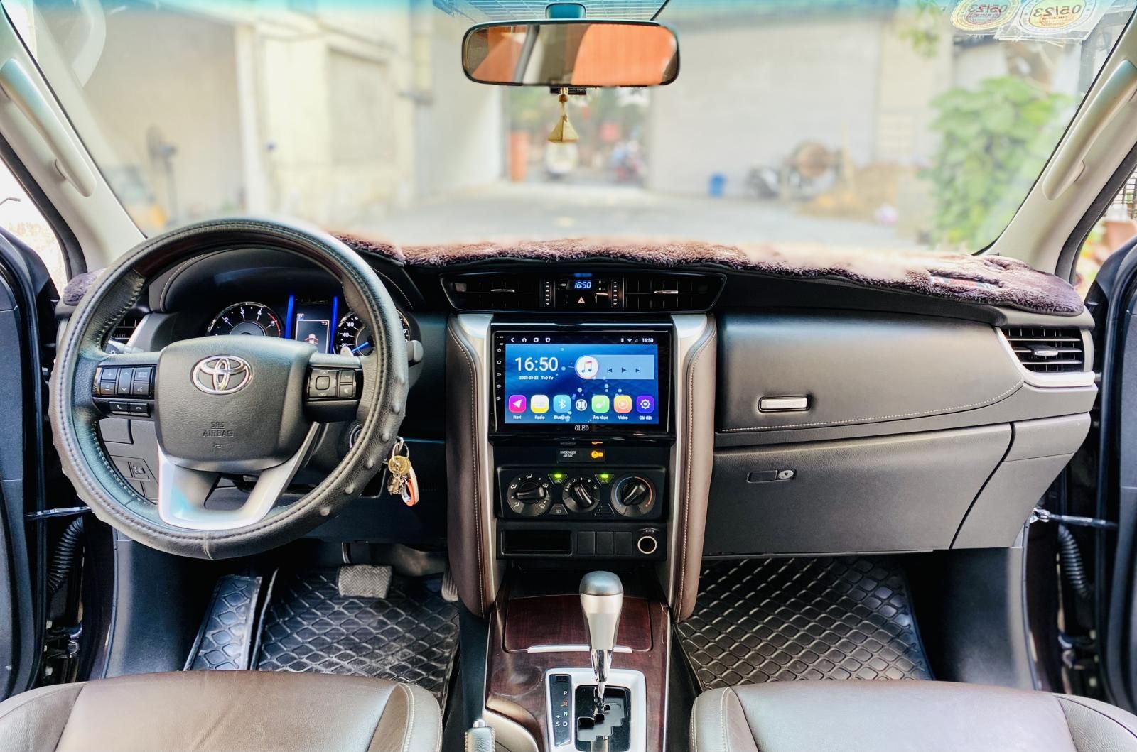 Toyota Fortuner 2019 - Màu đen, máy dầu