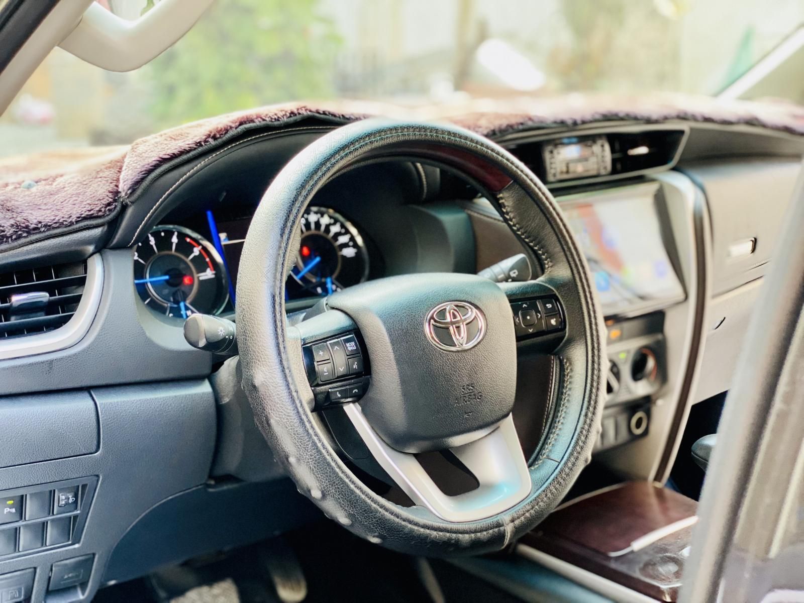 Toyota Fortuner 2019 - Màu đen, máy dầu