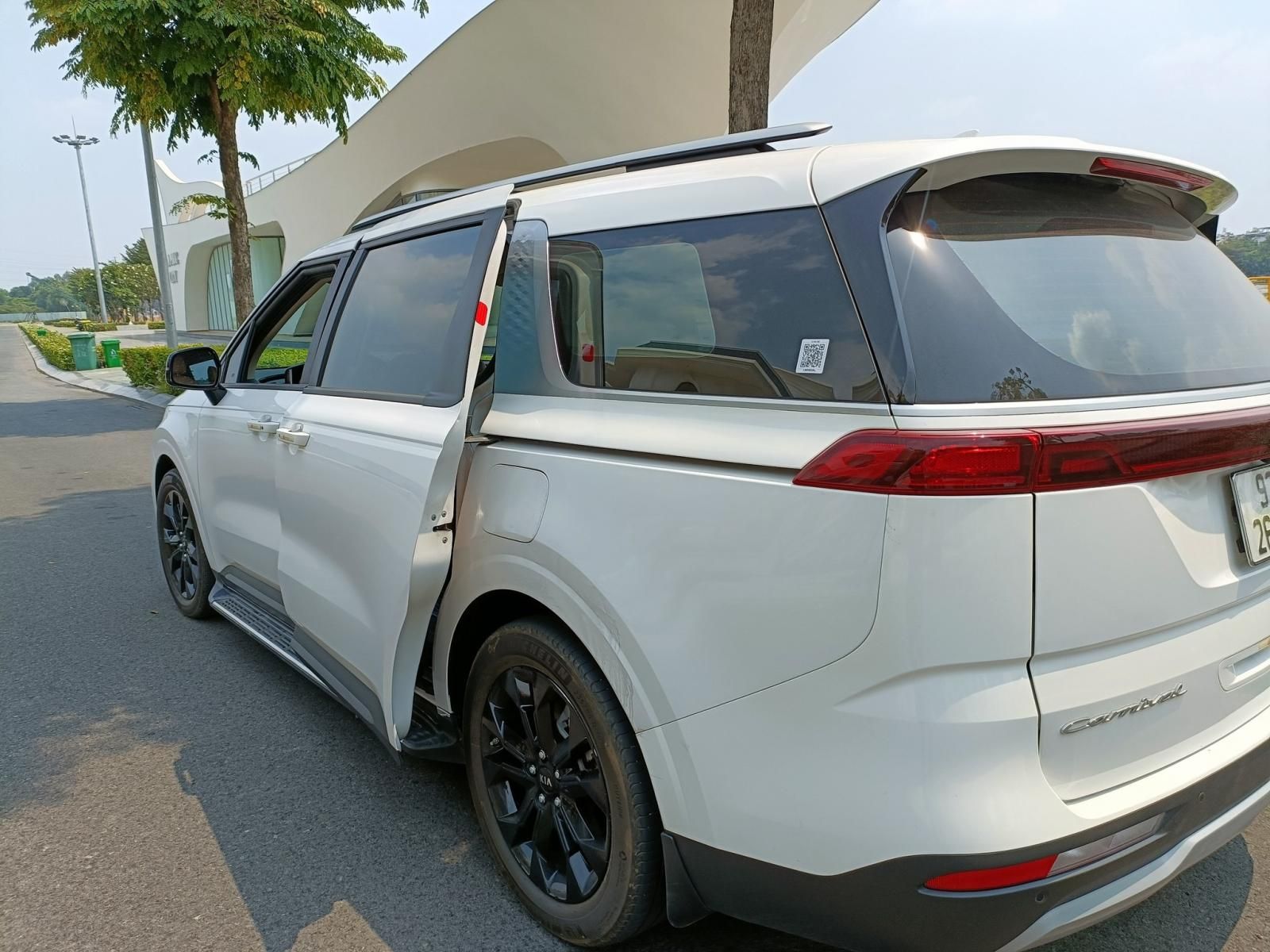 Kia Carnival 2021 - Màu trắng