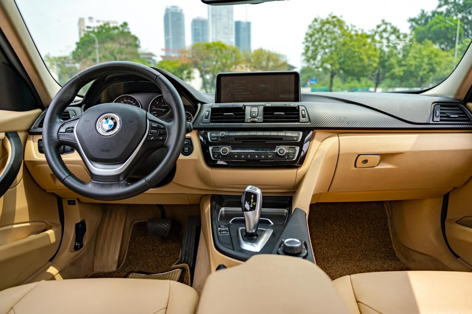 BMW 320i 2016 - Màu trắng, biển HN