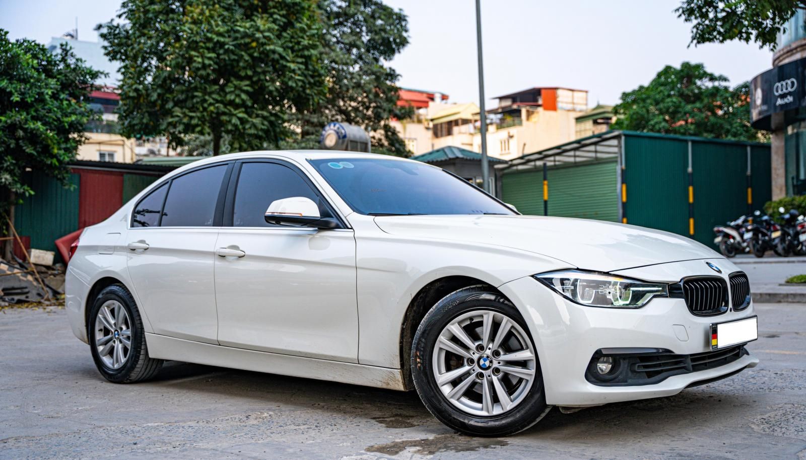 BMW 320i 2016 - Màu trắng, biển HN