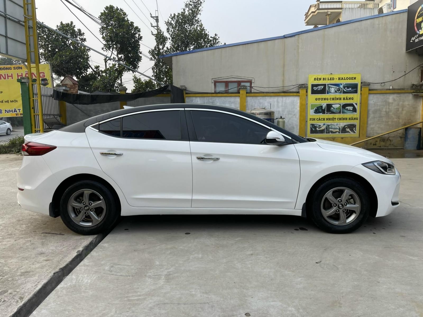 Hyundai Elantra 2017 - Màu trắng, xe đẹp