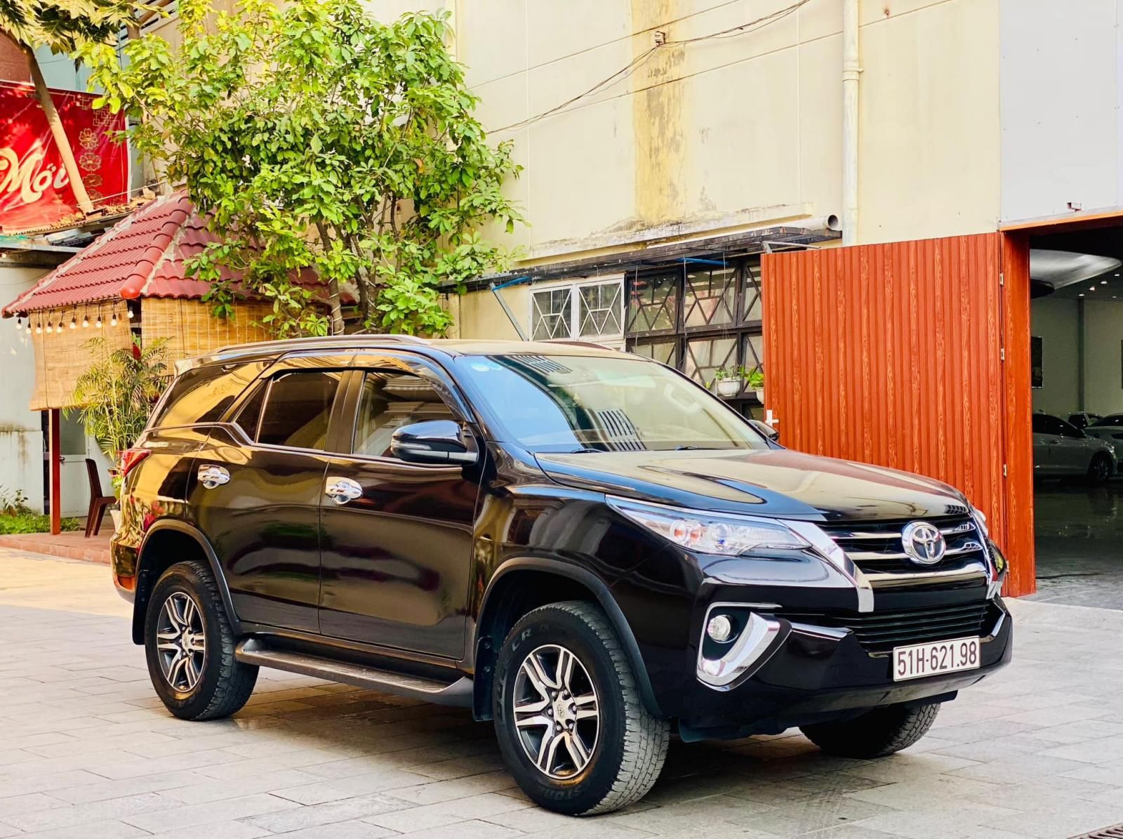 Toyota Fortuner 2019 - Màu đen số tự động giá hữu nghị