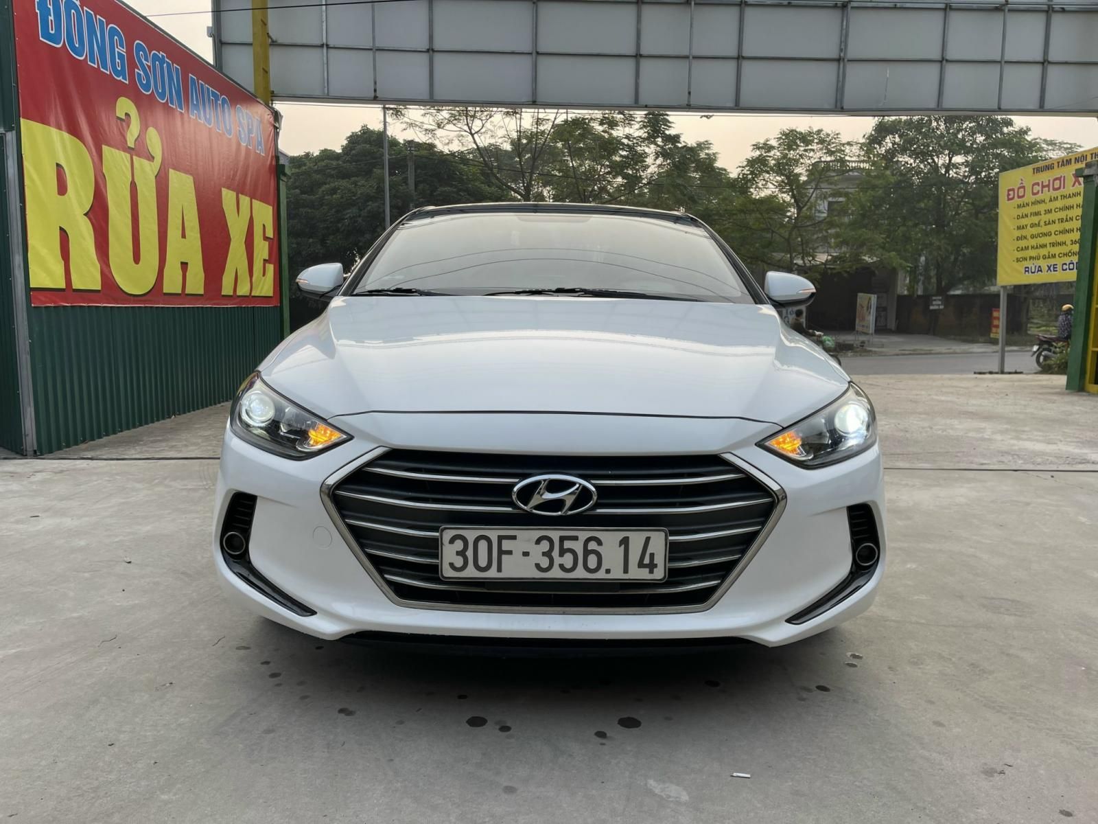 Hyundai Elantra 2017 - Màu trắng, xe đẹp