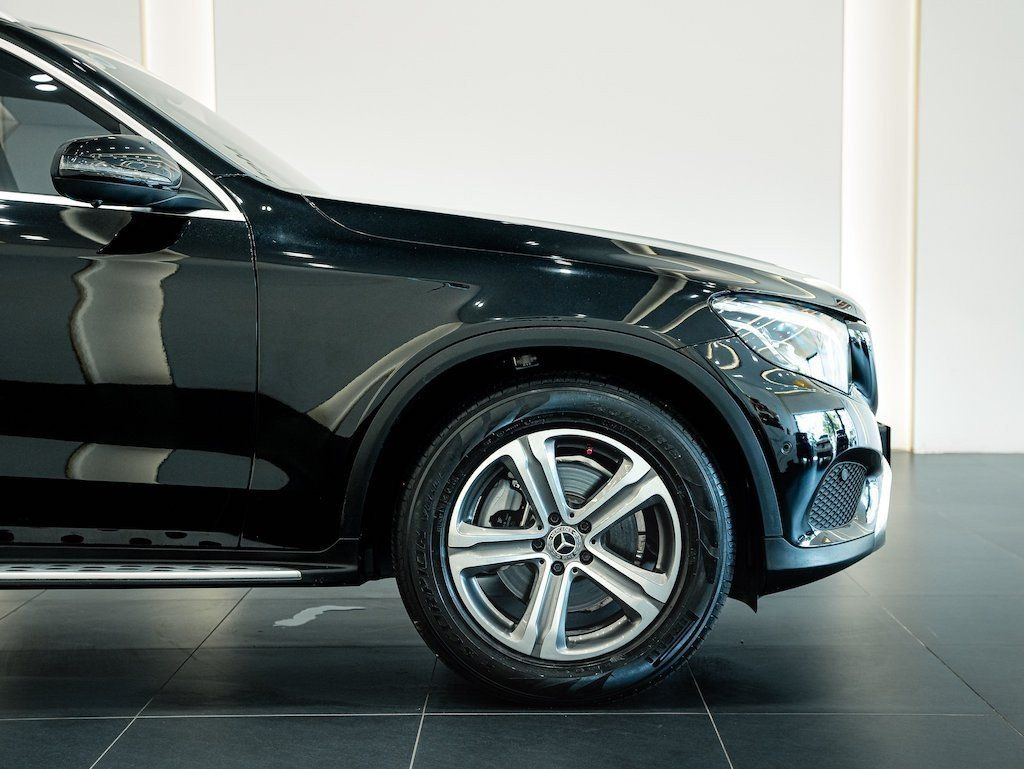 Mercedes-Benz GLC 200 2018 - Màu đen, odo 3.9 vạn km