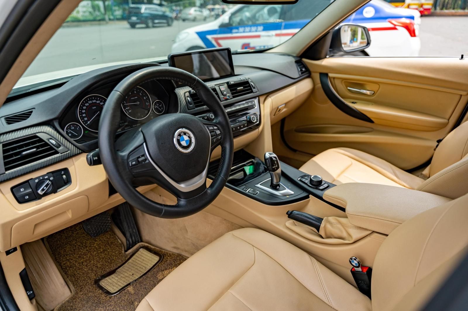 BMW 320i 2016 - Màu trắng, biển HN