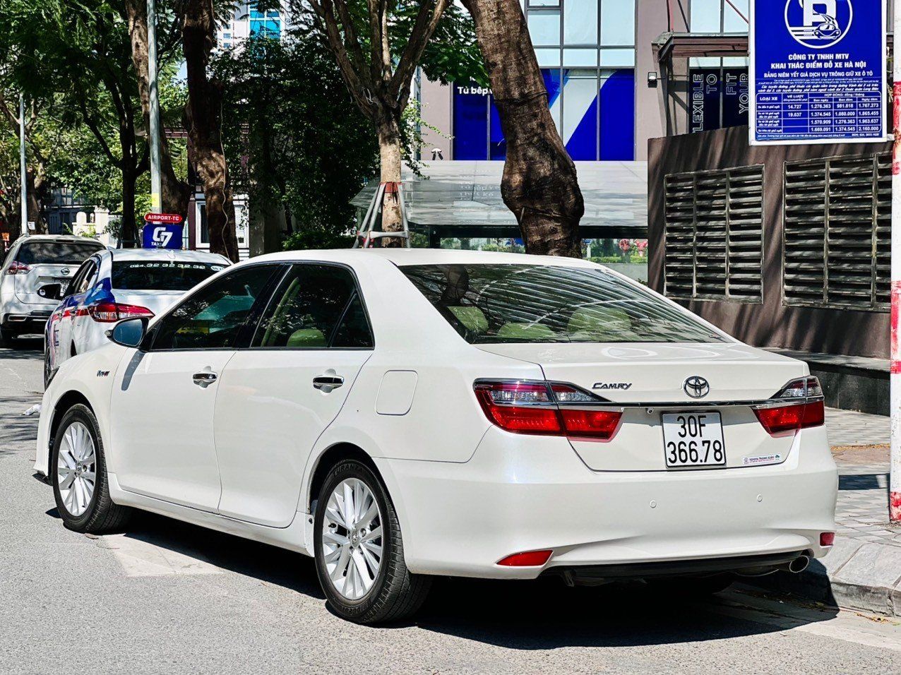 Toyota Camry 2018 - Xe màu trắng, 815 triệu