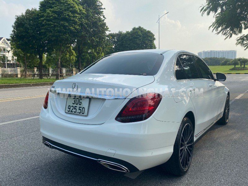 Mercedes-Benz C200 2021 - Màu trắng, nội thất đen