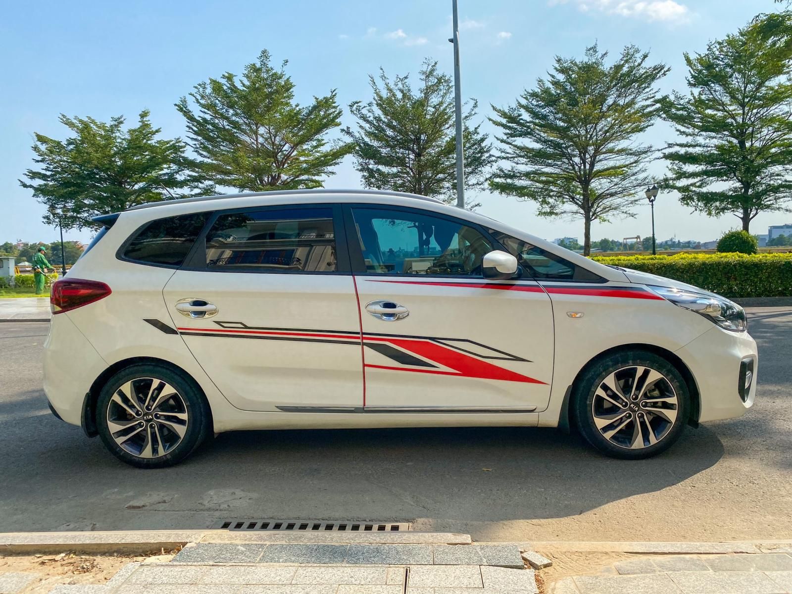 Kia Rondo 2018 - Xe màu trắng