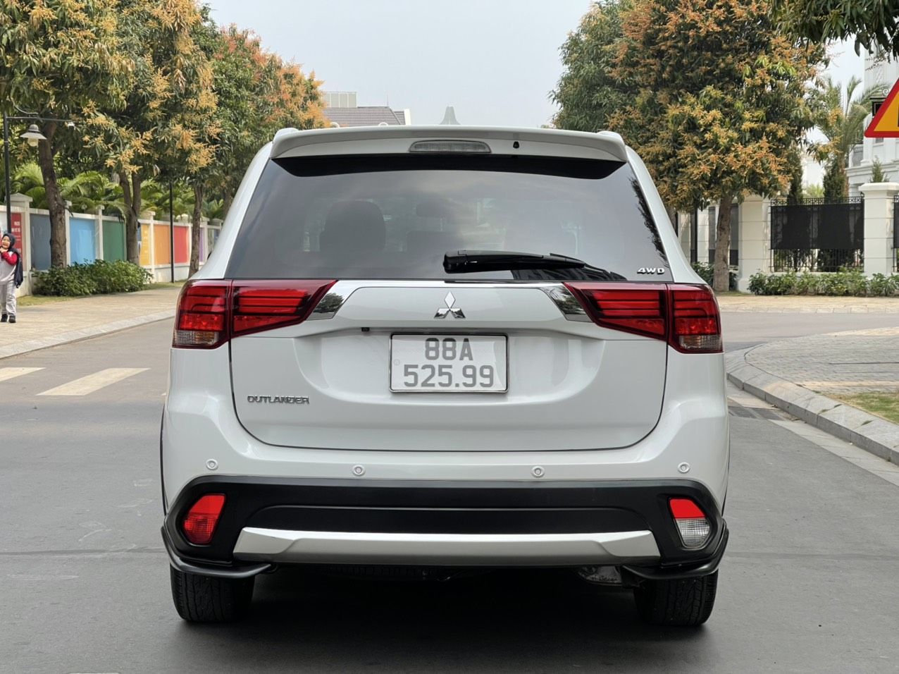 Mitsubishi Outlander 2018 - Màu trắng, 2 cầu