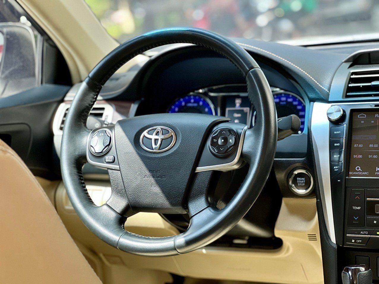 Toyota Camry 2018 - Xe màu trắng, 815 triệu