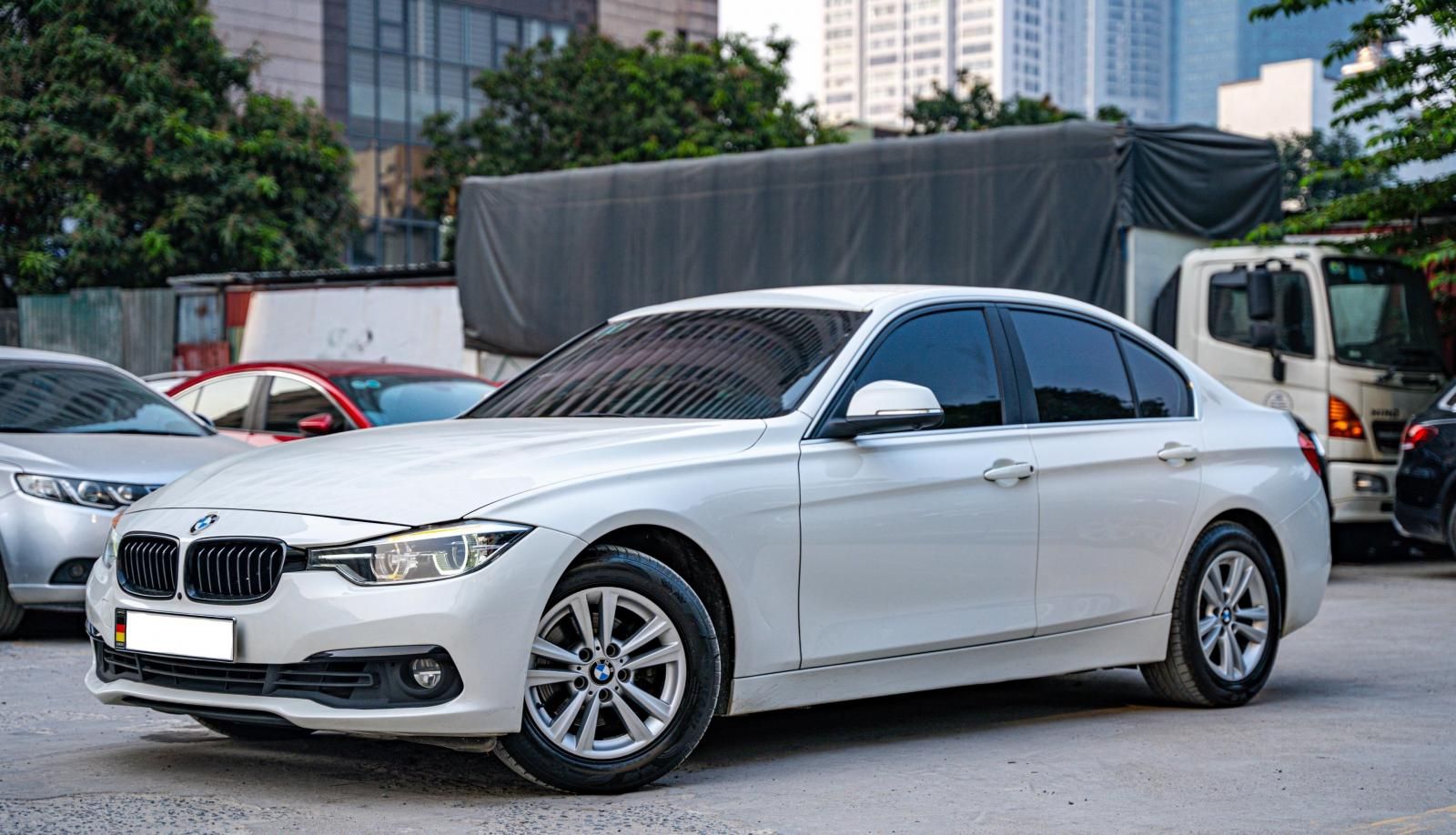 BMW 320i 2016 - Xe màu trắng