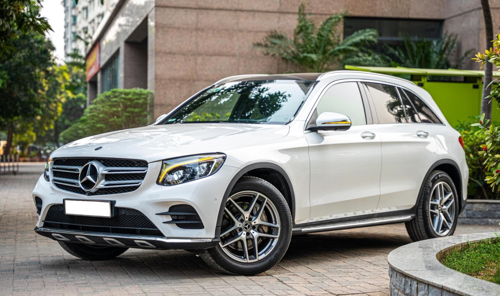 Mercedes-Benz GLC 300 2017 - Xe màu trắng