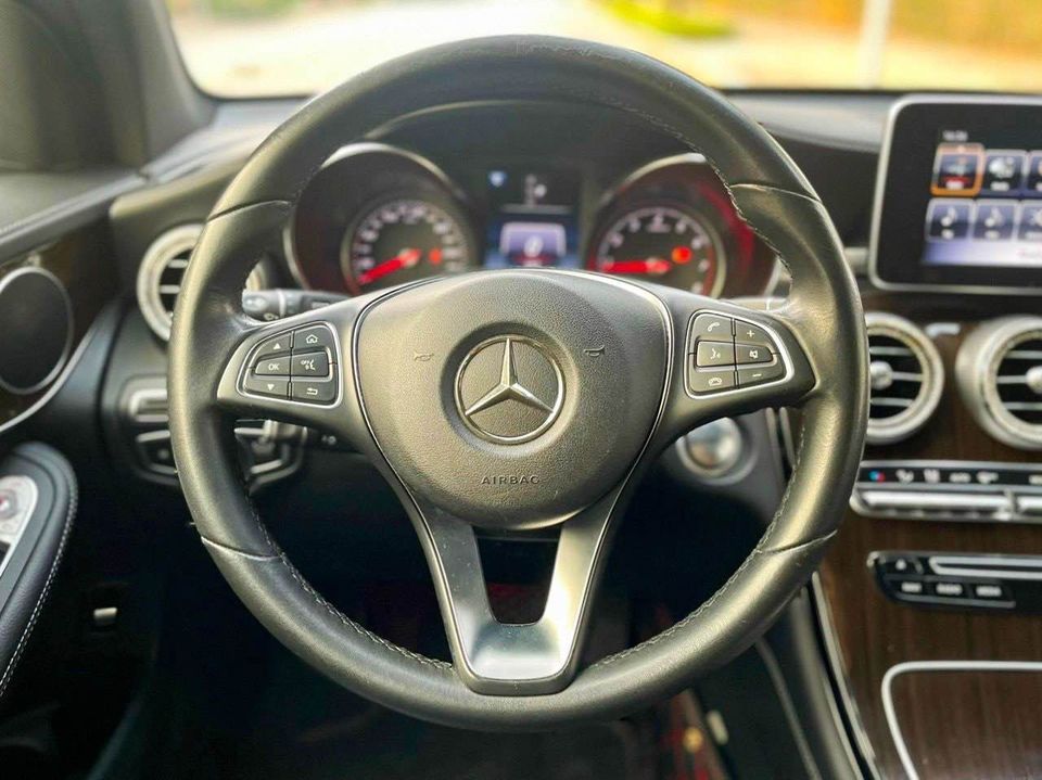 Mercedes-Benz GLC 200 2018 - Màu đỏ, giá tốt