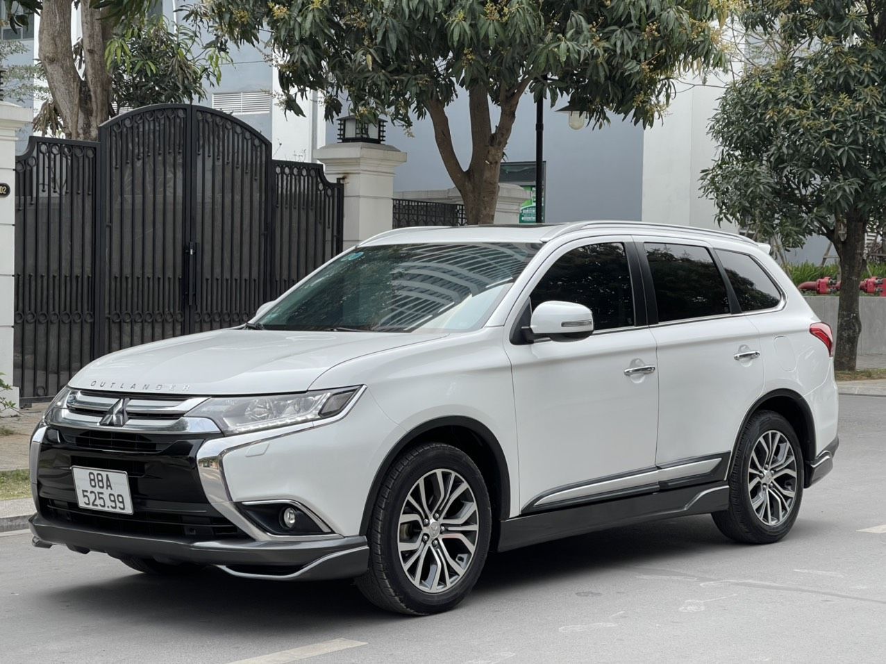 Mitsubishi Outlander 2018 - Màu trắng, 2 cầu